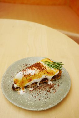 Marshmallow ve çikolatalı kek ahşap masada.