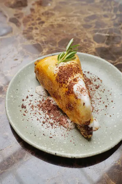 Şekerleme ve çikolatalı pasta masada.