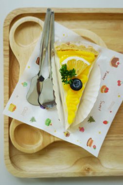 Portakallı ve yaban mersinli mango meyveli kek yakın çekim