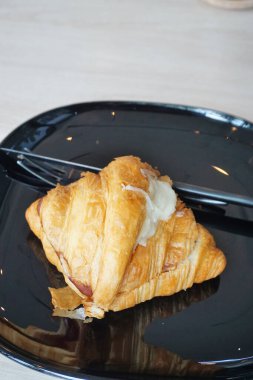 Lezzetli jambonlu kruvasan, yüksek açı manzaralı.