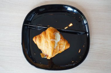 Lezzetli jambonlu kruvasan, yüksek açı manzaralı.