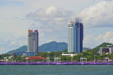 Chonburi, Tayland - 22 Haziran 2025 'te Si racha, Chonburi, Tayland' da deniz manzaralı ve dağ manzaralı apartman kulesi