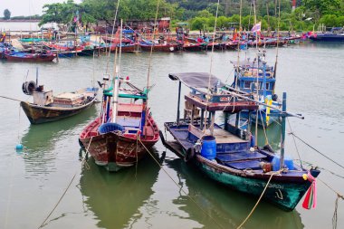 Rayong, Tayland - 10 Haziran: 10 Haziran 2025 'te Ban Phe, Rayong, Tayland' da bir grup balıkçı teknesi bataklıkta.