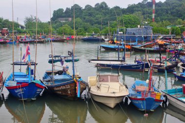 Rayong, Tayland - 10 Haziran: 10 Haziran 2025 'te Ban Phe, Rayong, Tayland' da bir grup balıkçı teknesi bataklıkta.
