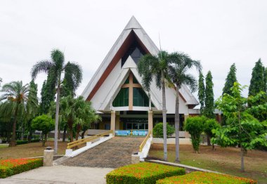 Chachoengsao, Tayland - 22 Temmuz: St. Paul Katolik Kilisesi cephesi ve merdiveni 22 Temmuz 2025 tarihinde Chachoengsao, Tayland