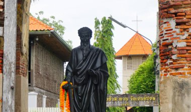 Chachoengsao, Tayland - 22 Temmuz 2025 'te Chachoengsao, Tayland' da St.Paul kilisesinin eski duvarında çan kulesi arkaplanlı heykelin yakın çekimi