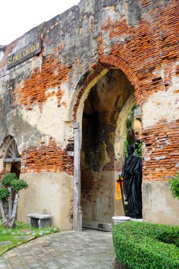 Chachoengsao, Tayland - 22 Temmuz 2025 'te Tayland, Chachoengsao' da heykelle yakın plan çekilen St.Paul kilisesinin eski duvarı