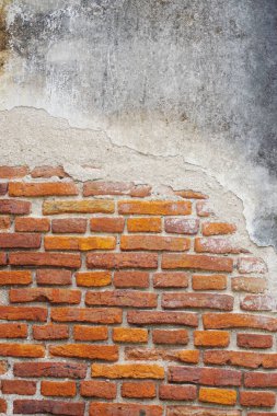 İçinde hasarlı tuğla olan eski duvar.