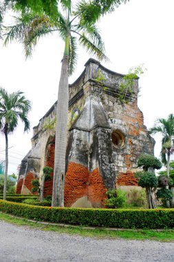 Chachoengsao, Tayland - 22 Temmuz 2025 'te Tayland' ın Chachoengsao kentinde St.Paul kilisesinde ağır yük taşıyan duvar