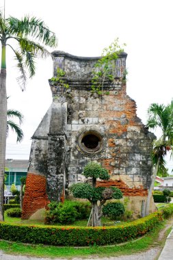 Chachoengsao, Tayland - 22 Temmuz 2025 'te Tayland' ın Chachoengsao kentinde St.Paul kilisesinde ağır yük taşıyan duvar