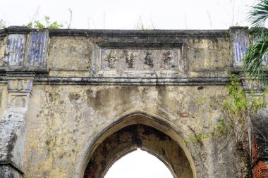 Chachoengsao, Tayland - 22 Temmuz: 22 Temmuz 2025 tarihinde Chachoengsao, Tayland 'da eski St. Paul Katolik kilisesinin tepesinde Çin metinlerinin yakın çekimi 