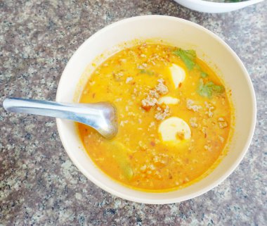 Kıyma ve Tofu Tom Yum, Tayland baharatlı yemekleri.