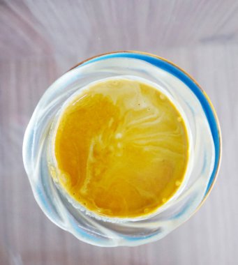 Kirli kahvenin üst görüntüsü, soğuk ve sıcak kahve karışımı