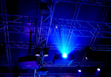 Karanlık salonda mavi ışıklarla sahne aydınlığı