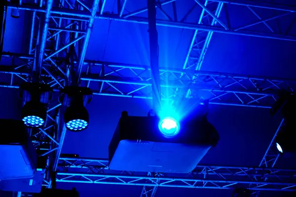 Karanlık salonda mavi ışıklarla sahne aydınlığı