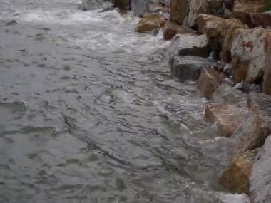 Kayaya çarpan deniz dalgalarını yakından çek