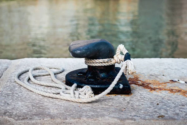 Metal bir demirleme kordonunun fotoğrafı