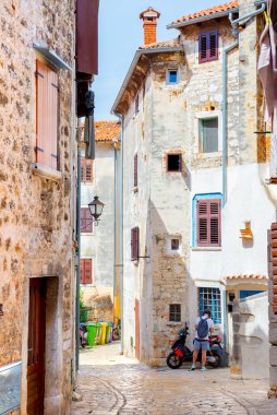 Hırvatistan 'ın Rovinj kentinde bir yaz sabahı eski evlerin olduğu ortaçağ caddesi