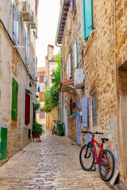 Hırvatistan 'ın Rovinj kentinde bir yaz sabahı eski evlerin olduğu ortaçağ caddesi