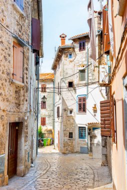 Hırvatistan 'ın Rovinj kentinde bir yaz sabahı eski evlerin olduğu ortaçağ caddesi
