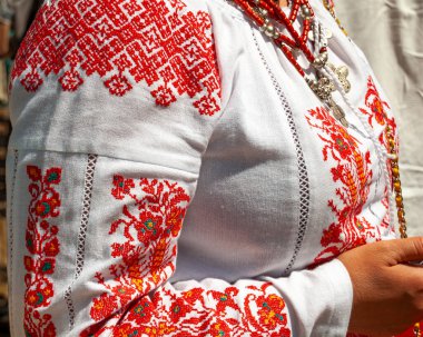 Ukrayna 'da kadınlar için bir nakış - geleneksel Ukrayna giysisi. Etnik işlemeli kıyafetler.