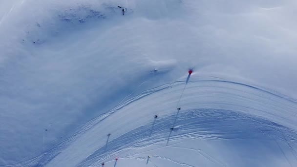 Вид Сверху Лыжников Французских Альпах Европа — стоковое видео