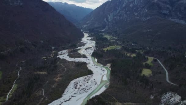 Widok Lotu Ptaka Niesamowitej Rzeki Soca Alpach Julijskich Słowenia Dolina — Wideo stockowe