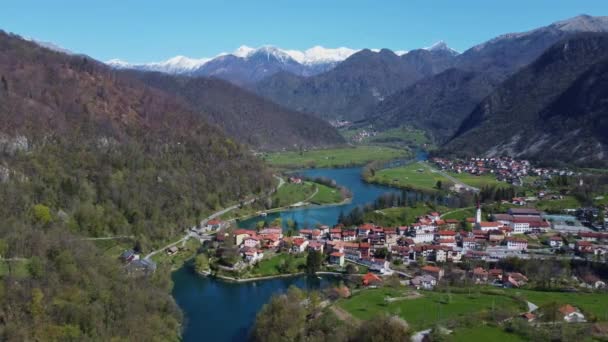 スロベニア ヨーロッパのソカ川によるほとんどのナ ソチの町の空中ビュー — ストック動画