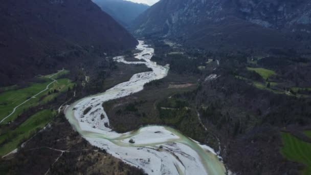 ジュリアンアルプスの素晴らしいソカ川の空中ビュー スロベニア ソカ谷 ボベツ地区 ヨーロッパ — ストック動画