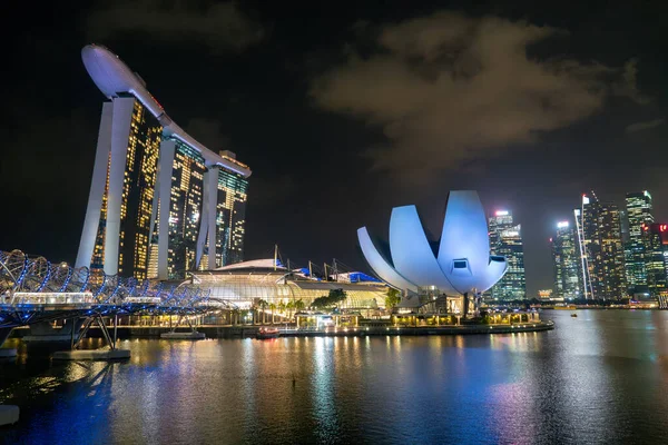 新加坡港湾商业区的新加坡夜市天际线 图库照片