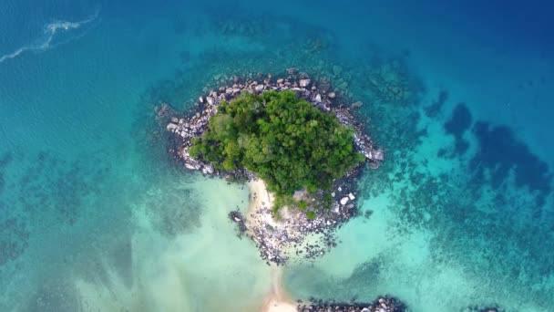 マレーシア アジアのティーマン島近くの島の航空眺め — ストック動画