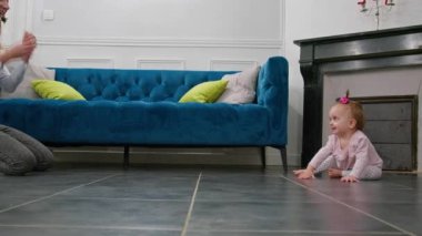 Pembeli anne ve küçük kız evde ilk adımlarını atıyorlar.