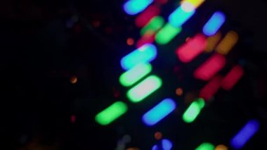 Birçok odaksız çelenk lambası arka planda hareket ederek neşeli görünüm oluşturur, maske ya da efekt olarak kullanılabilir