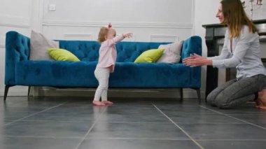 Pembeli anne ve küçük kız evde ilk adımlarını atıyorlar.