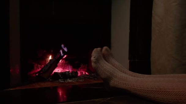 Kış Gecesi Şömineden Çıkan Külotlu Çorap Giymiş Kadın Bacakları Sağa — Stok video