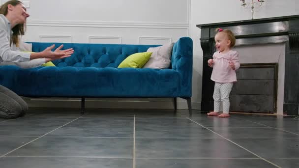 Mutter Und Kleines Mädchen Rosa Machen Erste Schritte Hause — Stockvideo