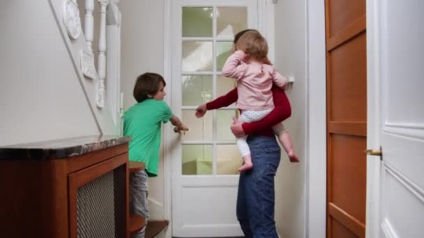 Žena Dětmi Otevřených Dveří Pro Otce Přinést Vánoční Stromeček Doma — Stock video