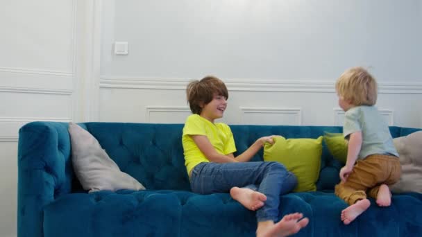 Párnacsata Két Fiú Jól Érzi Magát Párnákkal Otthon Kanapén — Stock videók