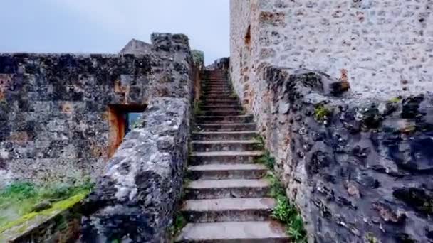 Ortaçağ Kale Duvarının Merdiveni Tahkimat Için Üst Kata Çıkıyor — Stok video