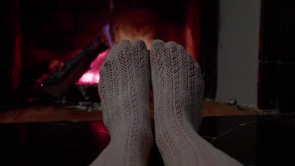 Ženské Nohy Punčocháčích Zahřívá Krbu Během Zimní Noci Pohybující Vpravo — Stock video