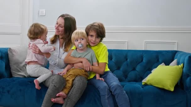 Familie Moeder Met Twee Jongens Een Meisje Zitten Knuffelen Spelen — Stockvideo