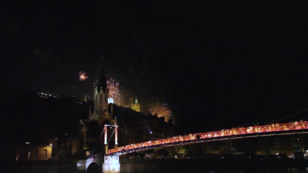 Νυχτερινή Άποψη Της Πόλης Και Πυροτεχνήματα Στο Παρασκήνιο — Αρχείο Βίντεο