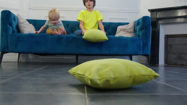 Yastık Savaşı Iki Erkek Evde Kanepede Birlikte Oturup Yastıklarla Eğlenir — Stok video