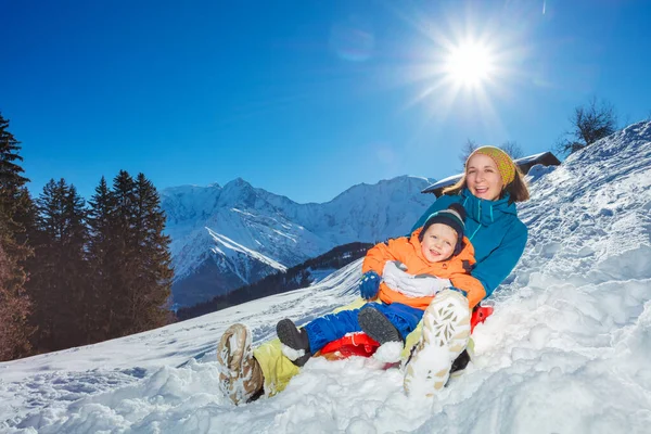 Mother Little Boy Together Sit Sledge Downhill Winter Vacations High — Fotografia de Stock