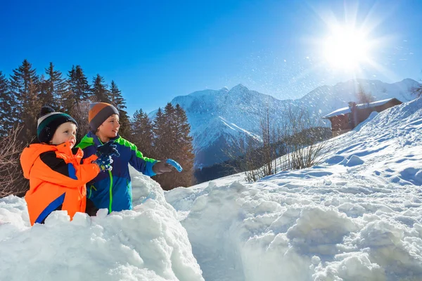 Two Boys Brothers Throw Snowballs Standing Snow Fortress Playing Mountains — Fotografia de Stock