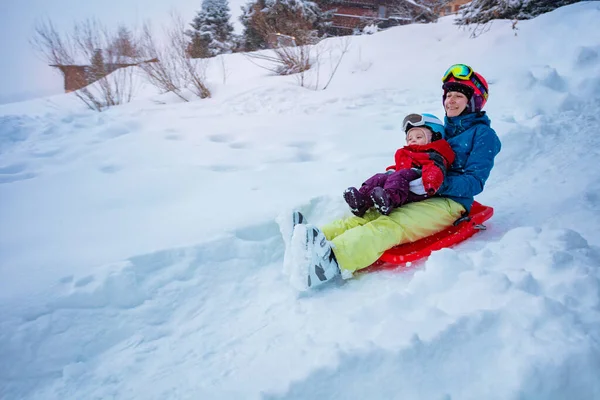 Mother Little Girl Sled Downhill Sledge Hill Winter Vacations — Fotografia de Stock
