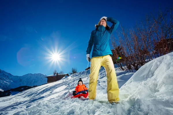 Mother Pull Sledge Little Boy Hill Snow Mountains Winter Vacation — Fotografia de Stock