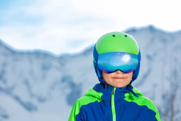 Fechar Cabeça Retrato Menino Capacete Esqui Com Óculos Máscara Esporte — Fotografia de Stock