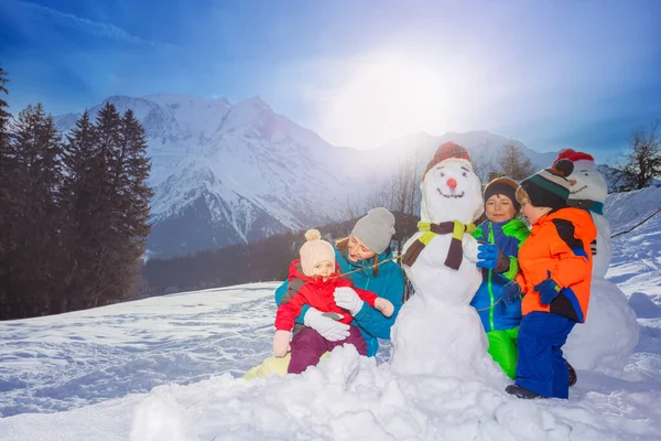 Family Mother Girl Two Boys Build Dress Snowman Using Scarf — Fotografia de Stock