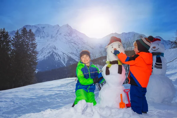 Two Brothers Boys Build Dress Snowman Scarf Hat Mountain Peaks — Fotografia de Stock